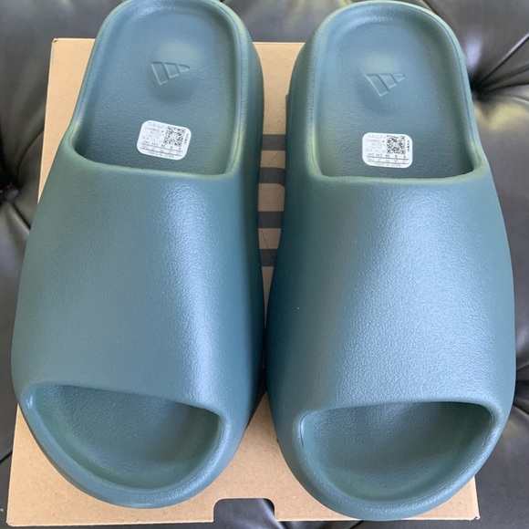 ⛔️ S O L D ⛔️ — Yeezy Slide SLATE MARINE - MENS size 6 - Picture 3 of 7